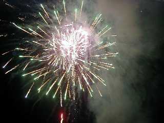 fireworks24.jpg (10890 bytes)